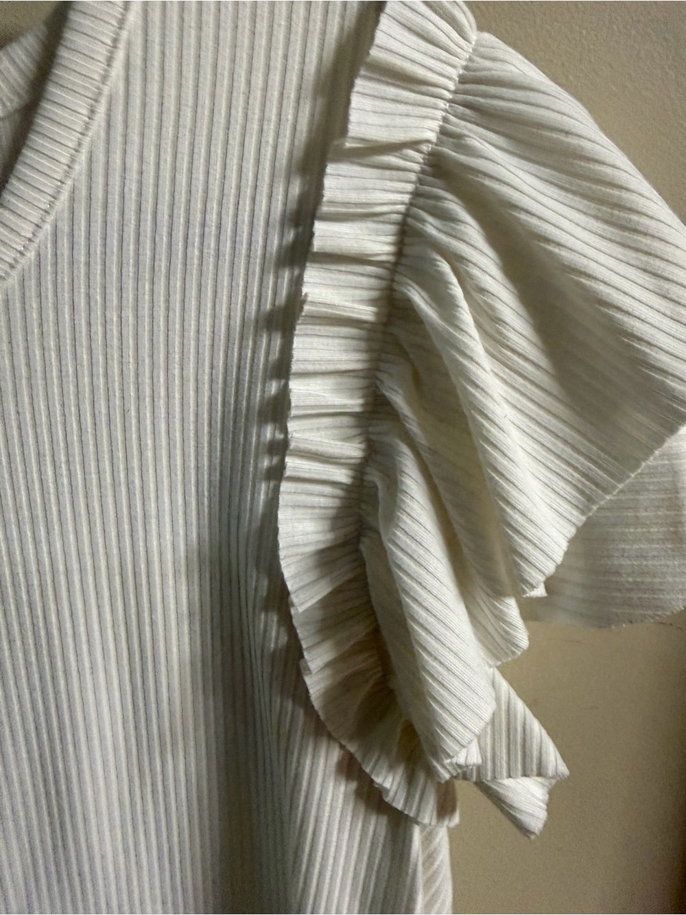 Stellah + Ginger White Ribbed Ruffle Sleeve Tee - Picture 3 of 4